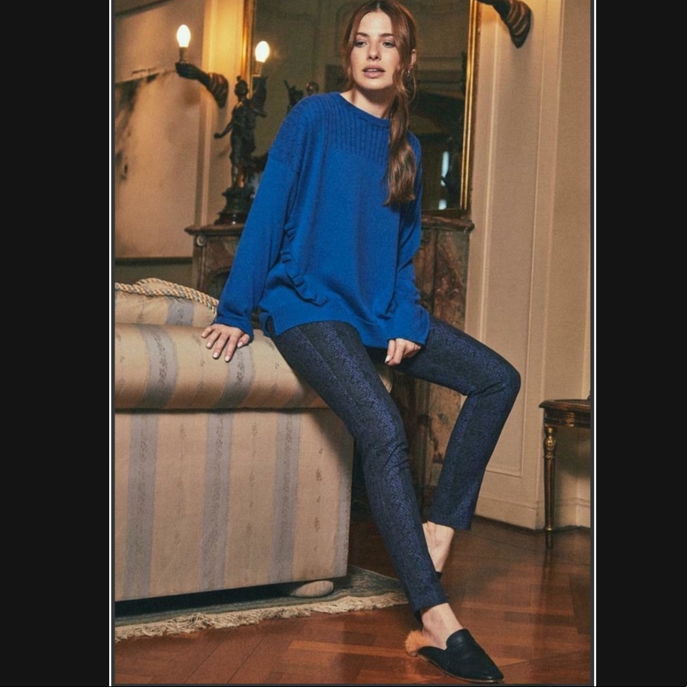 Jean like cut pants, low rise with blue and black snakeskin in bengaline Size 1